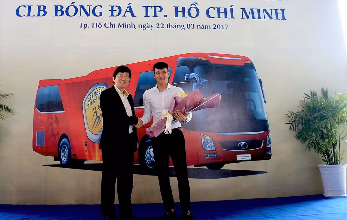 Sau khi nắm quyền chủ tịch tại CLB TP HCM, cựu tiền đạo ĐT Việt Nam Lê Công Vinh đã mở ra hướng làm bóng đá chuyên nghiệp ở cấp CLB. Ngay sau khi lên nắm quyền, vị quyền chủ tịch gốc Nghệ An này đã có những đột phá như trang bị phòng thay đồ tiêu chuẩn, sửa nhà vệ sinh, tặng chuyến du lịch cho khán giả may mắn hay mới đây nhất là sắm hẳn một chiếc xe bus tiêu chuẩn châu Âu để phục vụ cho các cầu thủ đi thi đấu. Ảnh trong bài: Bongda.com.vn.