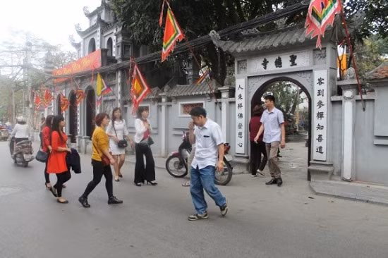 Chùa Hà (Cầu Giấy - Hà Nội) được biết đến là chốn linh thiêng để cầu duyên. Chính vì vậy, trong những ngày đầu năm mới giới trẻ ở khắp mọi nơi đều tìm đến đây để cầu và mong chuyện tình duyên được thuận lợi, hạnh phúc.