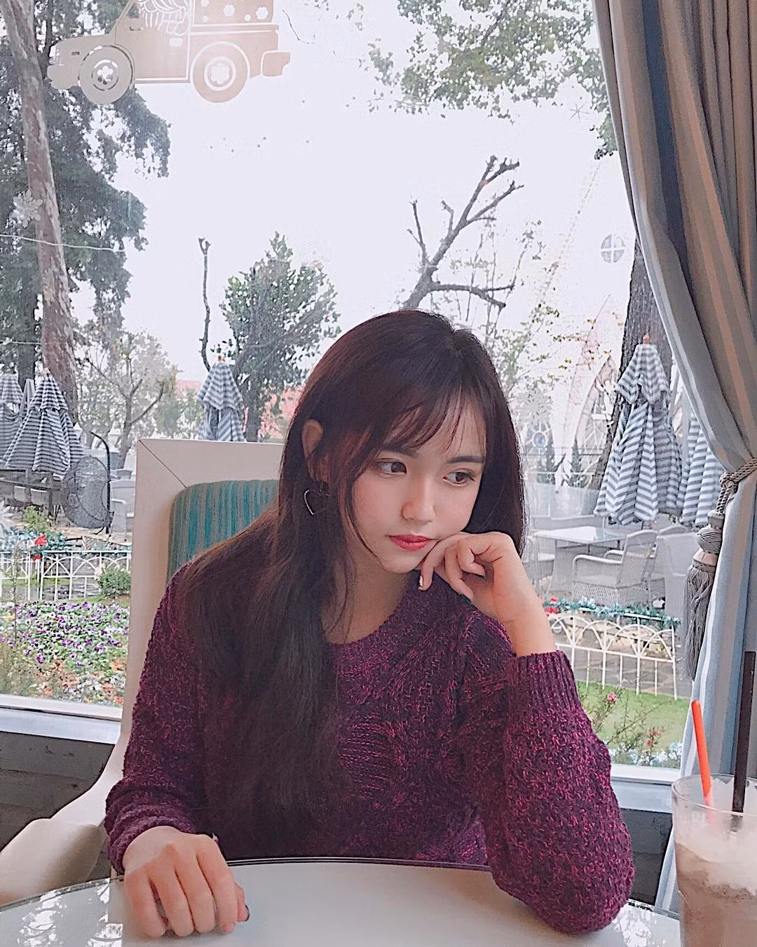Vẻ khả ái và đáng yêu của Minh Trân đã chiếm được thiện cảm của rất nhiều người và trang cá nhân của cô bạn này có 46.000 người theo dõi còn Instagram là 52.000 người.