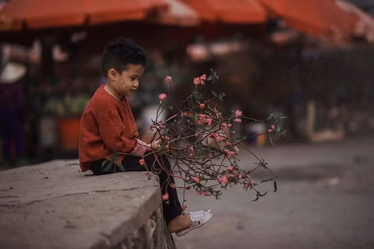 Lê Nguyễn Bảo Khang là cậu bé sinh năm 2011, hiện tại đang sinh sống tại Hà Nội. Bảo Khang khiến nhiều người nhớ tới mình nhờ lối diễn xuất khá nhập tâm và có hồn trong từng khoảnh khắc trong hai bộ ảnh của nhiếp ảnh gia Thích Việt Hoàng. Ảnh: Thích Việt Hoàng