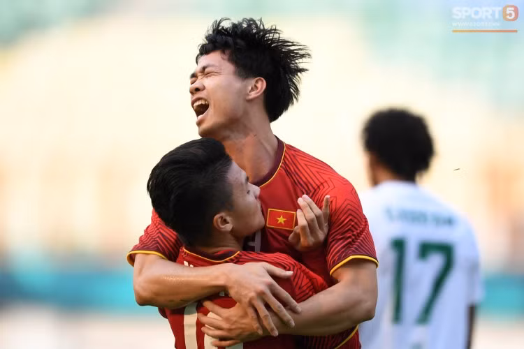 Thế nhưng, có mấy ai "khổ" như Công Phượng. Mỗi lần Quang Hải ghi bàn là anh phải làm "ngựa" cho đàn em.