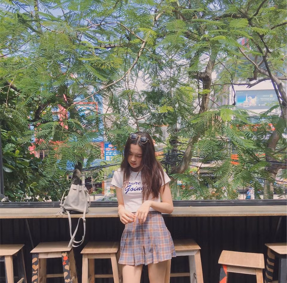 Sở hữu vẻ đẹp trong sáng, hồn nhiên, ngây thơ với đôi mắt tròn, làn da trắng, mái tóc dài bồng bềnh và nụ cười tỏa nắng, Phi Linh được rất nhiều người chú ý.