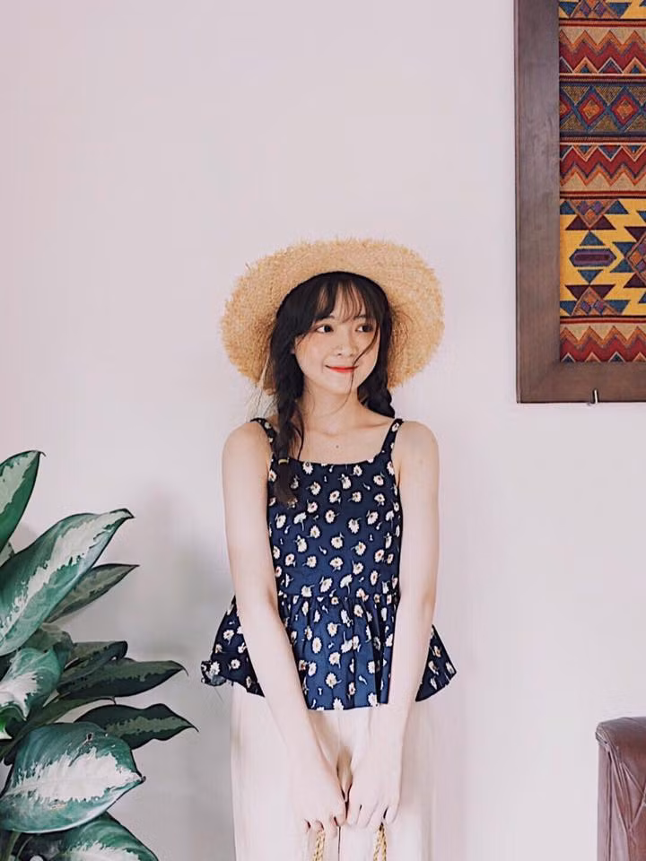 Phi Linh tên đầy đủ là Đinh Ngọc Phi Linh (2000) sinh ra tại Thành phố Vinh và hiện tại đang là nữ sinh Đại học Vinh.