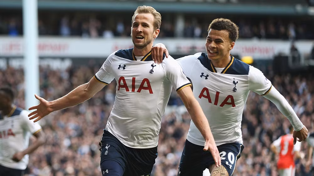 Real Madrid lấy cả Kane và Dele Alli: Real Madrid đang chuẩn bị thực hiện những thương vụ bom tấn trong mùa Hè 2018, với việc tập trung vào các ngôi sao của Tottenham là Harry Kane và Dele Alli. Kane được xem là giải pháp thay thế Benzema đá trung phong. Thậm chí, Real sẵn sàng bán cả Bale để cân bằng tài chính.Trong giai đoạn các đội tuyển quốc gia thi đấu vòng loại World Cup 2018, HLV Zidane đã tiếp xúc với Chủ tịch Perez để bàn về kế hoạch mua sắm. Ảnh: Mirror