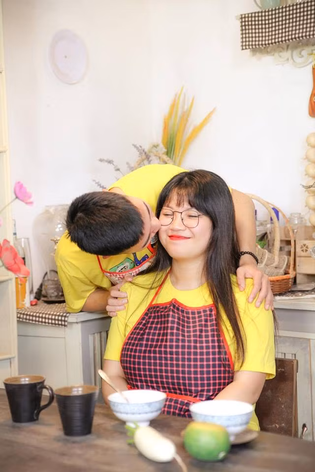 Còn lại một số dân mạng thì tỏ ra dễ tính hơn khi cho rằng việc khoe người yêu của cô nàng 18 tuổi này là điều khá bình thường nhưng cũng dành lời khen cho gương mặt điển trai của người yêu Thu Trang.