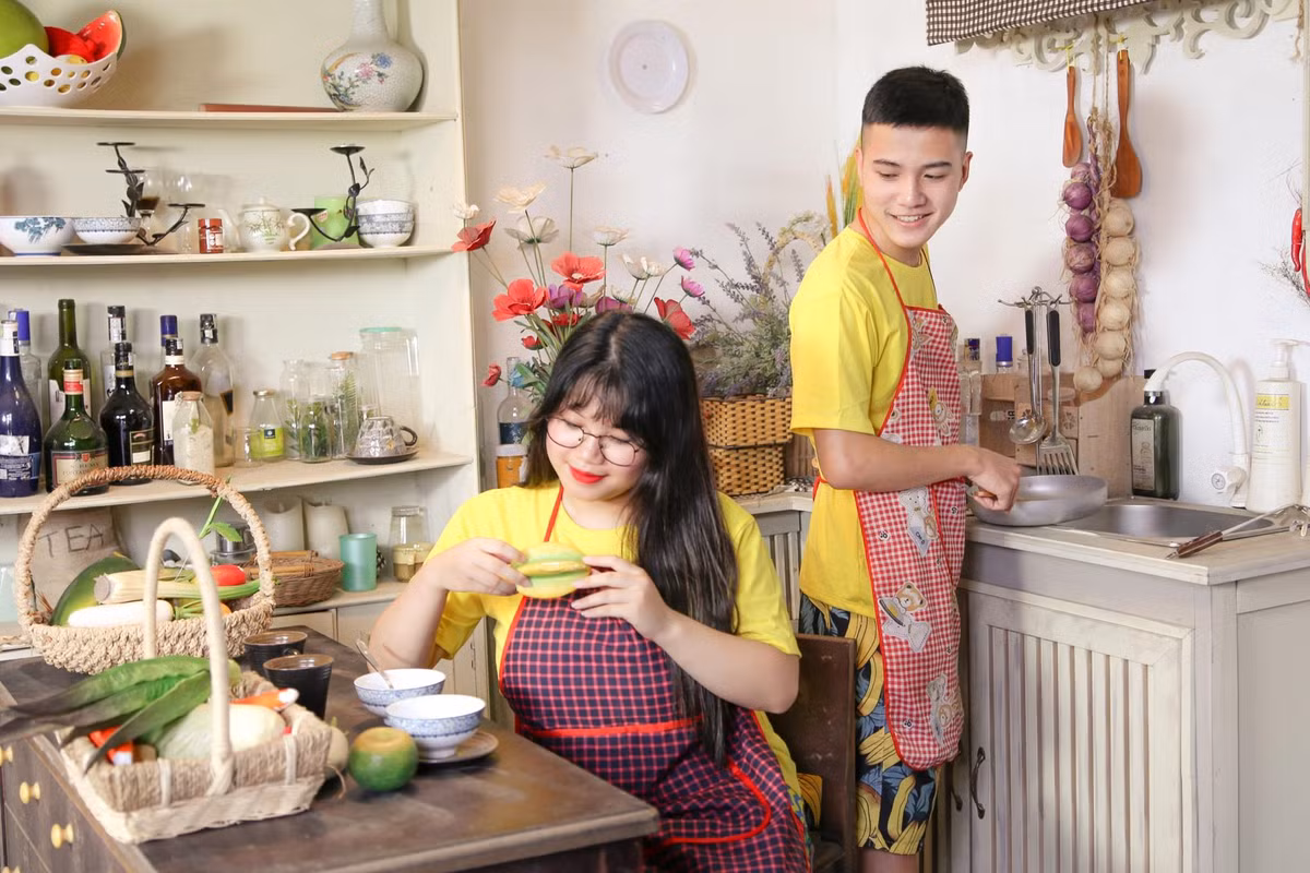"Đấy, cứ chê đi, người ta có người yêu rồi đây này!"; "Hai người này yêu nhau thật ấy hả? Thấy không hợp lý lắm!"; "Phải chăng đây chỉ là hình ảnh quảng cáo? Hoặc kết hợp với nhau để cùng nổi tiếng?"... , là những bình luận được dân tình để lại tới tấp dưới bộ ảnh của nữ sinh Hải Dương có vòng ngực khủng.