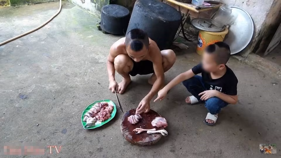 Theo nội dung đoạn video do Ẩm thực Tam Mao đăng tải, 2 người trong video gồm 1 người lớn và 1 trẻ em cùng nhau vặt lông một con chim khá lớn có lông màu đen, xám và trắng (con chim đã chết từ trước đó).