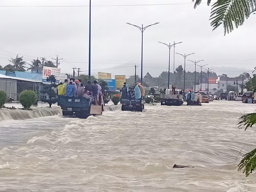 Thời tiết xấu khiến sân bay Phú Quốc phải đóng cửa trong ngày 9/8. Nhiều chuyến từ Phú Quốc đi Hà Nội, hoặc Hong Kong, được đổi giờ khởi hành và đang được sắp xếp bay bù chuyến. Ảnh: Vietnamnet