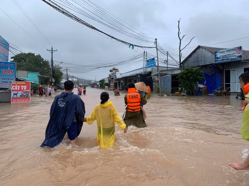 Phú Quốc hiện là huyện đảo lớn nhất Việt Nam với tổng diện tích 589,23 km2, có khoảng 145.000 người sinh sống. Hơn 10 năm qua, Phú Quốc phát triển rất mạnh, tốc độ đô thị hoá nhanh, hệ thống hạ tầng về thoát nước đã quá tải. Ngoài ra, tình trạng sông rạch, ao hồ tự nhiên bị lấn chiếm, san lấp khiến nước không còn đường thoát - ngập lụt nghiêm trọng hơn. Ảnh: Vietnamnet