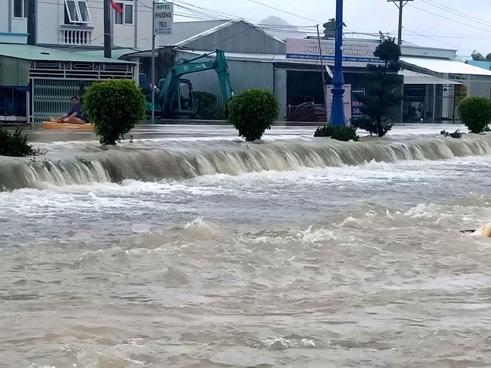 Hàng trăm hộ dân được sơ tán đến trường học, cơ quan nhà nước, nhà người thân... Tại các xã như Cửa Dương, Dương Tơ , thị trấn Dương Đông nước ngập sâu lịch sử. Ảnh: Vietnamnet