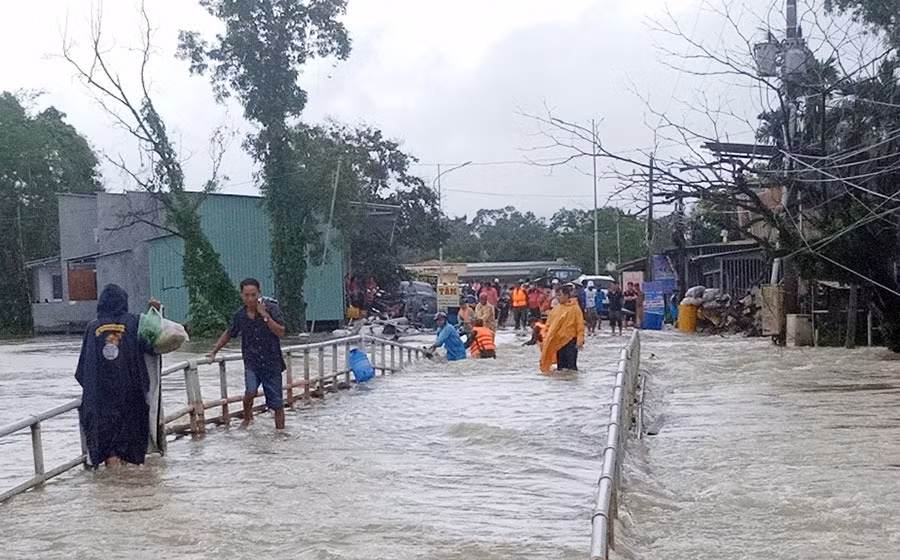 Sau 4 ngày mưa lớn khu vực trên đảo Phú Quốc, nhiều tuyến đường bị ngập nặng, thậm chí các khu vực còn bị chia cắt. Gần 1.000 người là cán bộ, công an, bộ đội, dân quân tự vệ ra đường để giúp người dân phòng, chống ngập lụt. Ảnh: Lao Động