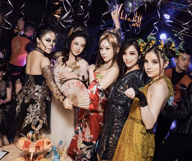 Chia sẻ về bữa tiệc Halloween này, đại diện của dàn hot girl Hà Nội chia sẻ: "Bọn mình đã chơi lẻ với nhau nhiều năm nay, tất cả đều có đam mê thời trang, thích làm đẹp và rất hiểu ý nhau nhưng mới lập nhóm được 6 tháng và Halloween này cũng là dịp cả nhóm quyết định chơi lớn để làm kỷ niệm".