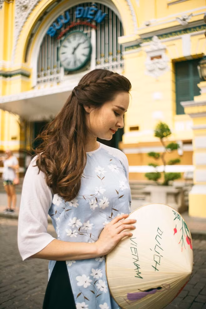 Theo đánh giá của nhiều người, đây là một ca khúc khó, đòi hỏi nhiều sự thấu cảm về tình yêu nhưng chính việc gửi cả tâm tình vào quê hương thứ hai của Sasha đã làm nên thành công cho clip và bất ngờ thu hút được rất nhiều người xem.