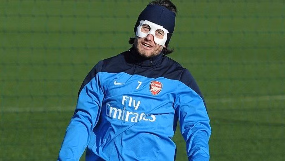 Vào mùa giải 2013/2014, Vào mùa giải 2013/2014, Rosicky đã bị bị vỡ mũi sau pha va chạm với Gabriel Agbonlahor của Aston Villa. Nhưng rất may may chấn thương này chỉ khiến cho cầu thủ người Séc chỉ phải sử dụng đến mặt nạ đúng 1 trận sau đó (Trận đấu gặp Fulham)