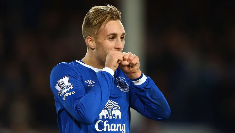 Gerard Deulofeu trưởng thành từ lò đào tạo trẻ danh tiếng La Masia của Barcelona, nhưng không được trọng dụng trước khi quyết định chuyển sang Premier League thi đấu cho Everton. Tiền vệ này sở hữu trong tay 27,6 triệu USD, giúp anh góp mặt trong Top 5 cầu thủ trẻ giàu nhất thế giới hiện nay.