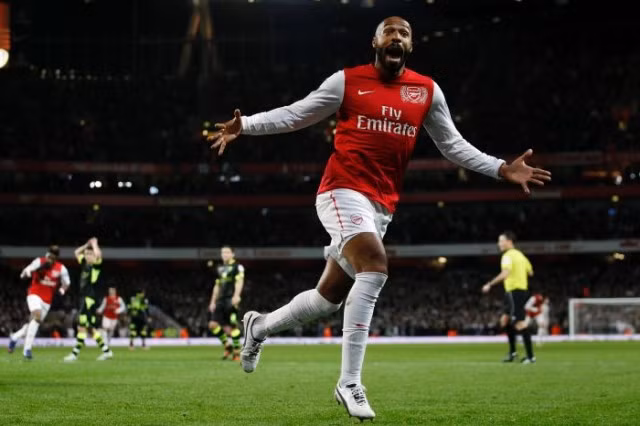 Khi còn thi đấu ở Juventus, Thierry Henry là cầu thủ chạy cánh phải. Nhưng sau hai mùa giải không để lại ấn tượng nhiều, Henry được HLV Wenger cứu về Arsenal và giao cho anh vị trí tiền đạo cắm. Chính việc được đá đúng vị trí yêu thích của mình, Henry bùng nổ và trở thành một tượng đài lớn của Arsenal với những kỉ lục về ghi bàn phải rất lâu nữa mới có người có thể phá được.