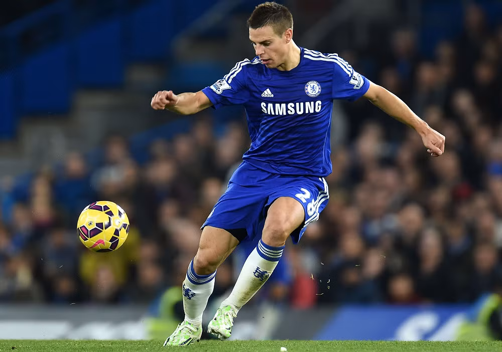 Thời còn khoác áo Marseille, Azpilicueta là một hậu vệ phải chuyên tấn công. Nhưng về bàn tay của Mourinho, Azpilicueta thể hiện anh là hậu vệ trái phòng ngự chắc chắn bậc nhất Premier League.