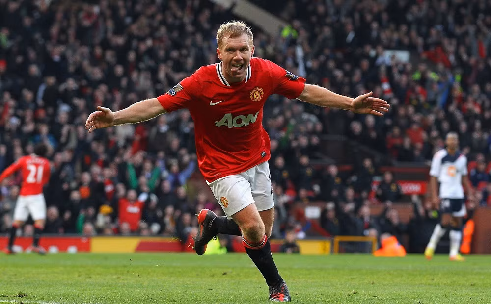 Trong quá khứ, Scholes đã từng được HLV Alex Ferguson xếp đá ở vị trí tiền đạo cắm khi Man United khủng hoảng hàng công trầm trọng. Nhưng bằng con mắt nghiệp vụ của mình, Alex Ferguson nhận ra rằng vị trí thích hợp nhất với Scholes là vị trí tiền vệ trung tâm, với khả năng làm bóng và những pha sút xa uy lực. Chính vị trí này đã giúp Scholes trở thành một trong những tiền vệ hay nhất lịch sử Premier League.