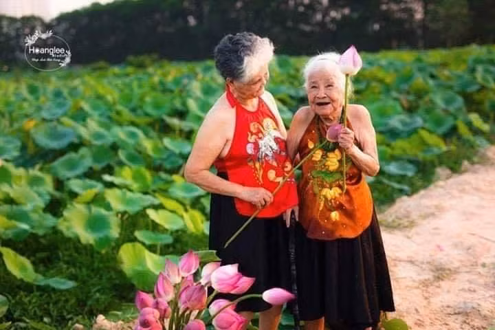Ở tuổi của hai cụ đều đã trải qua rất nhiều biến động trong cuộc sống, đều có những mái ấm riêng, những đứa cháu ngoan ngoãn nhưng cả hai cụ vẫn luôn giữ được sự thân thiết, yêu thương nhau.