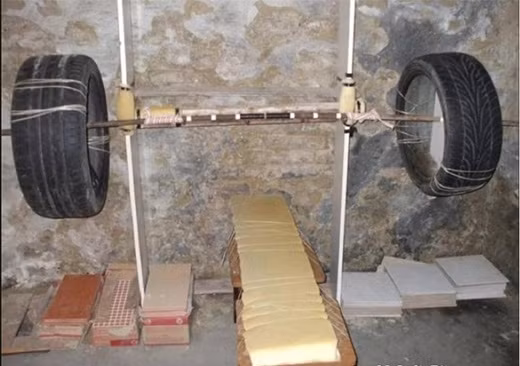 Với việc sử dụng 2 chiếc lốp xe ô tô có thể mua lại với giá rẻ tại các ga-ra, thì các thành viên mạng đã có ngay chiếc tạ để thêm vào phòng tập gym tại gia.