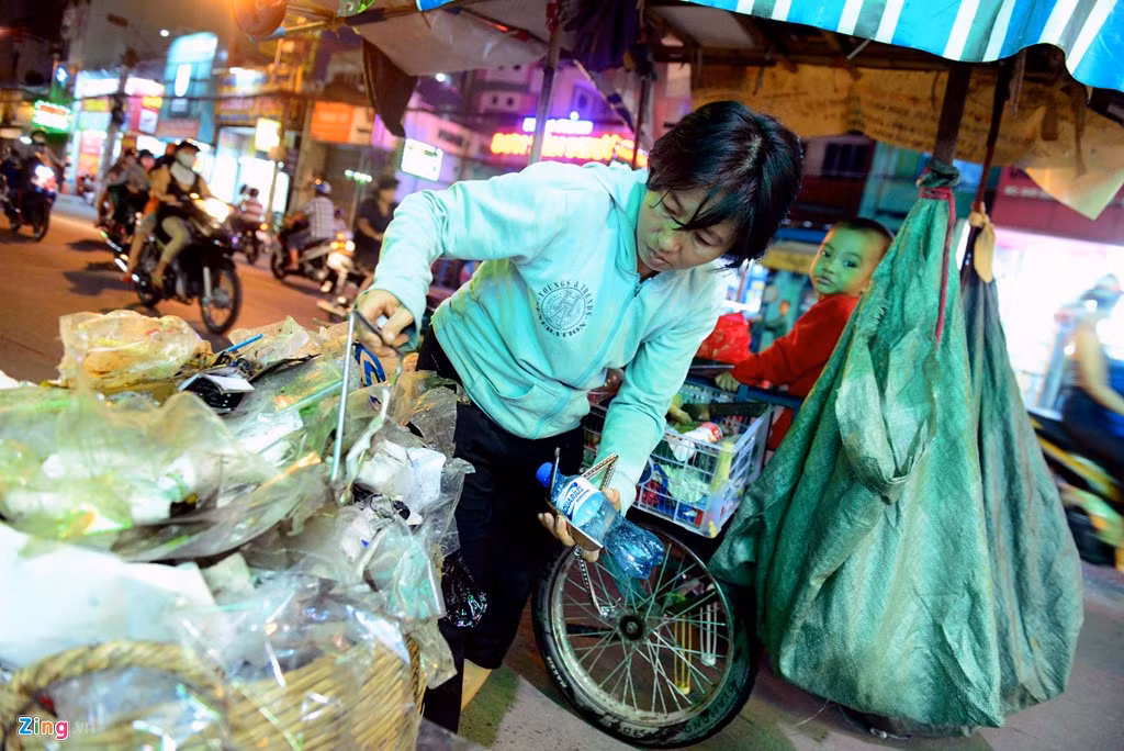 Chị từng có một gia đình hạnh phúc, chồng làm công nhân điện, gia đình tri thức, có ăn học đàng hoàng nhưng kể từ khi có với nhau 3 mặt con, chồng chị mỗi lần đi nhậu về lại động tay, động chân với vợ và các con. Chịu không nổi, chị dắt 3 con về nhà trọ sống cùng bà ngoại, ngày ngày đi nhặt ve chai, bán vé số kiếm sống.