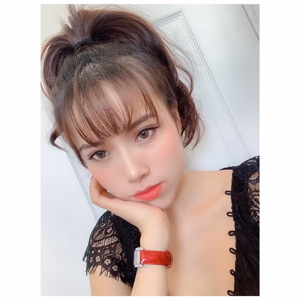 Nếu để ý trang cá nhân của Chi Hoa, cô bạn này thường xuyên có những chuyến du lịch khắp trong và ngoài nước cùng bạn bè.