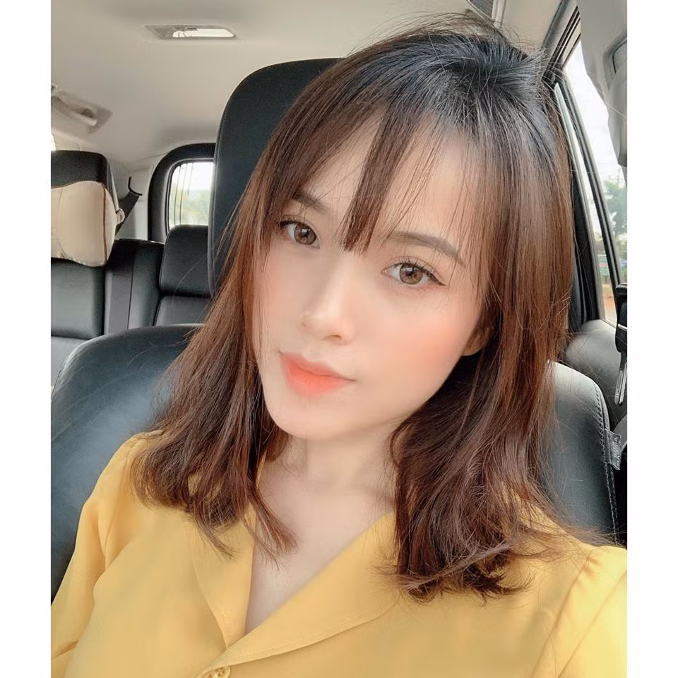 Mặc dù đã 26 tuổi, nhưng cô nàng Chi Hoa vẫn luôn khiến giới trẻ ghen tị bởi phong cách thời trang cực kì trẻ trung.