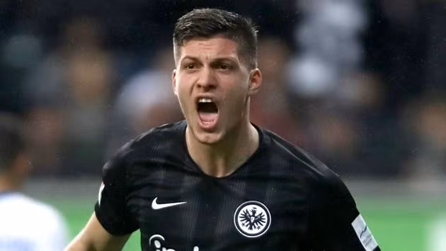 Theo nguồn tin từ Donbalon, Jovic ưu tiên việc gia nhập Real Madrid hơn là đầu quân cho Barca. Vì mối quan hệ giữa đội trưởng Barca, Lionel Messi và Suarez rất tốt nên anh lo ngại mình sẽ phải ngồi dự bị trong thời gian đầu gia nhập Blaugrana.