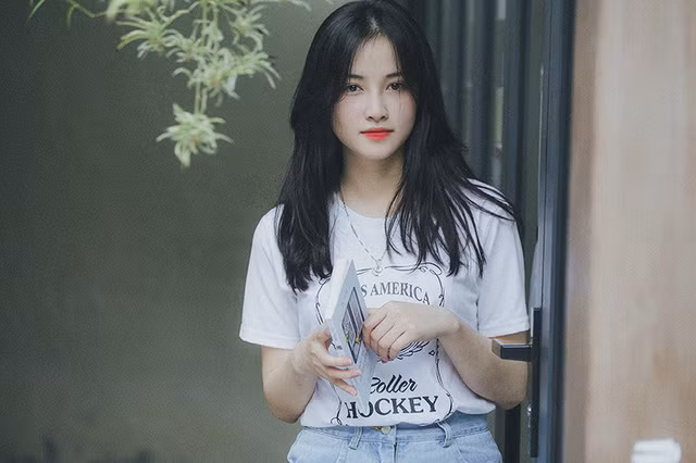 Cô gái 9X gây chú ý dân mạng đó là Lê Thu Hà, 19 tuổi, quê Điện Biên. Cô là sinh viên năm 2, khoa Luật, Đại học Công đoàn, Hà Nội.