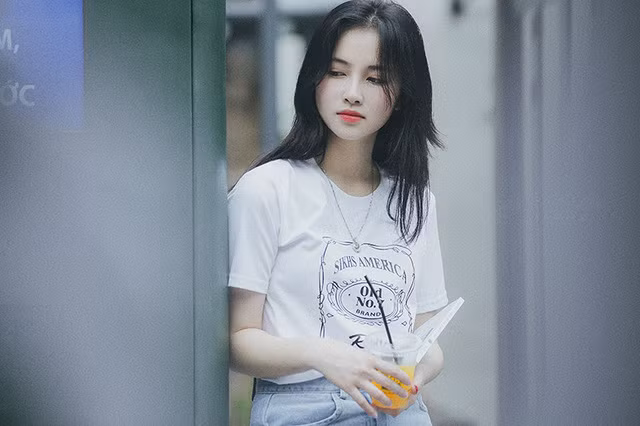 Những ngày gần đây, hình ảnh của một thiếu nữ 9X xinh đẹp được truyền tay trên mạng xã hội. Cô gái này khiến nhiều người "ngẩn ngơ "bởi nhan sắc trong sáng, tự nhiên nhưng vẫn vô cùng cuốn hút.
