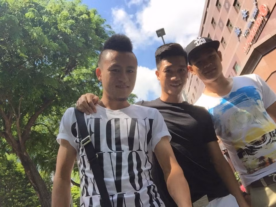 Huy Toàn, Huy Hùng và Minh Tùng tự sướng bằng gậy selfie.