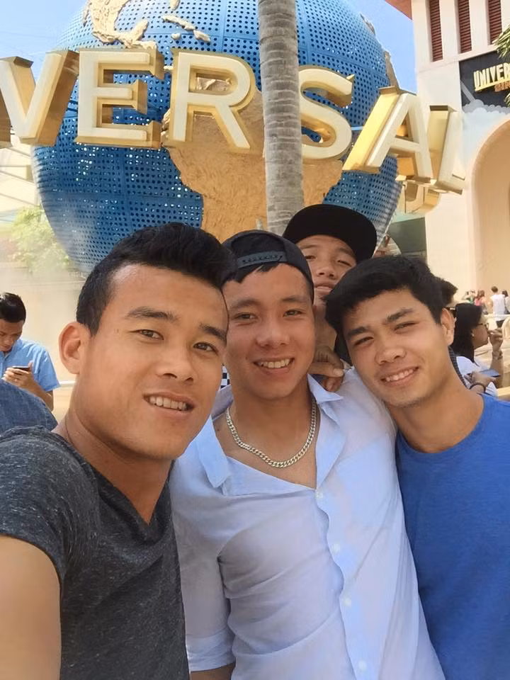 Các cầu thủ trẻ của U23 Việt Nam đã có một ngày vui chơi hết sức vui vẻ tại công viên hoành tránh nhất Singapore.