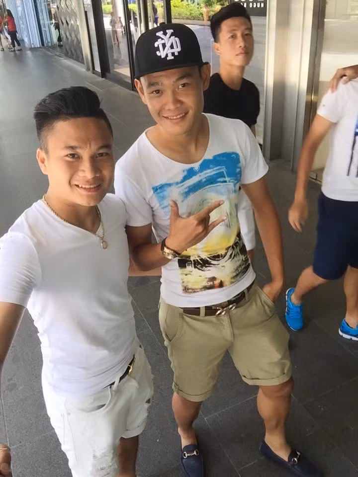 Hai hotboy Phi Sơn và Minh Tùng diện quần áo đẹp xuống phố.