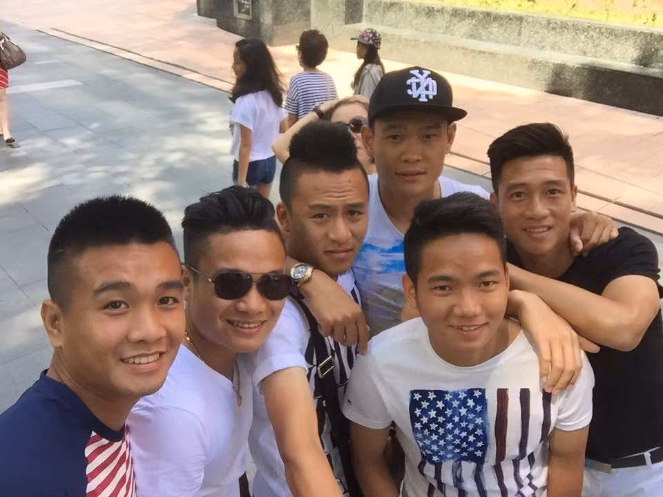 Khác nhóm cầu thủ chọn công viên Universal Studios làm địa điểm vui chơi thì nhóm cầu thủ gồm Phi Sơn, Huy Toàn, Minh Tùng lại chọn một trung tâm mua sắm tại thủ đô Singapore để vui vẻ.