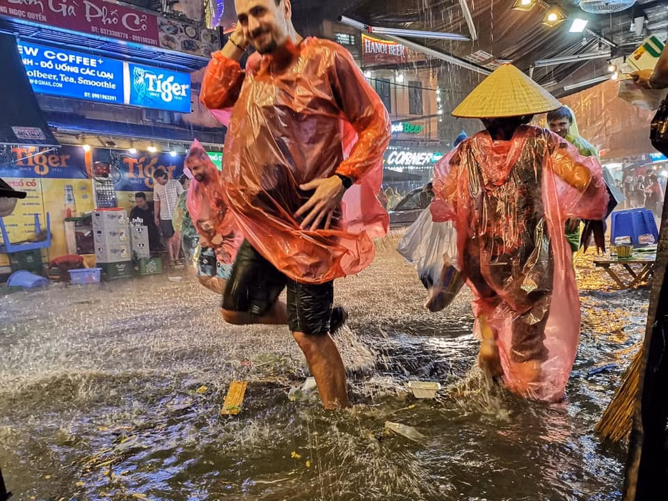 Bên cạnh đó, môt vài du khách nước ngoài tỏ ra vô cùng thích thú chứng kiến cảnh Hà Nội ngập nước.