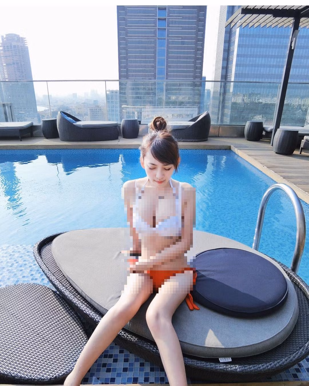 Ngoài những lời tán dương về sắc vóc trên trang cá nhân, nữ y tá 9X cũng nhận được một số lời mời làm mẫu cho các thương hiệu về công nghệ, làm đẹp…