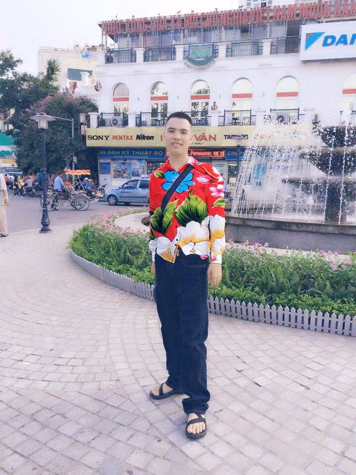 Anh chàng này rất phong cách với chiếc áo rực rỡ sắc màu.