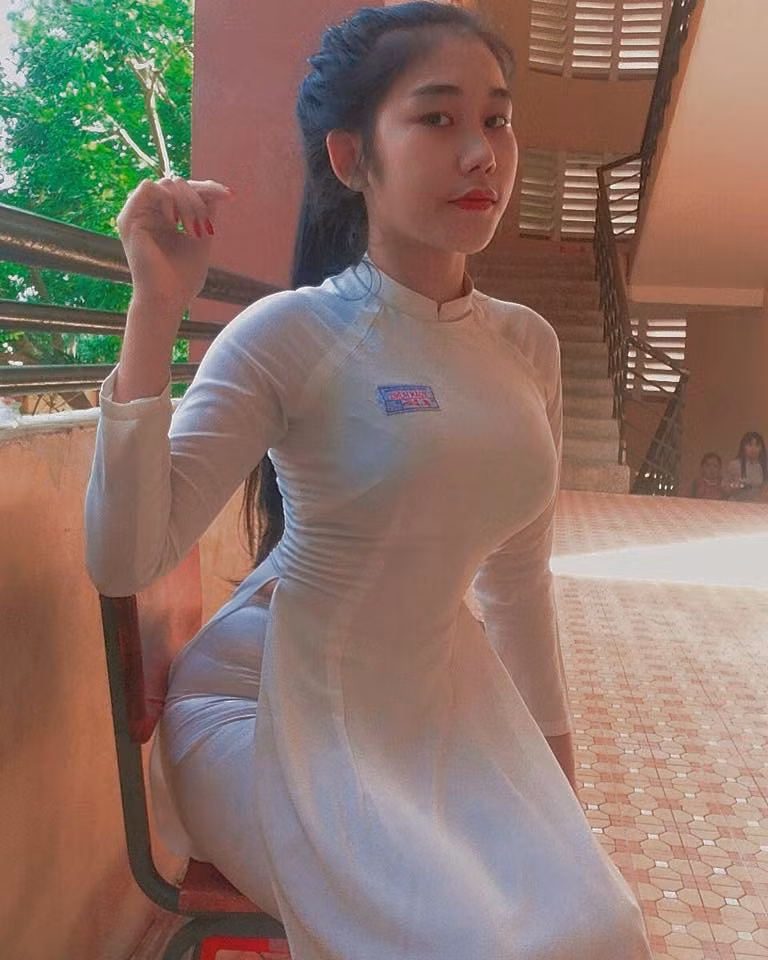 Dù không hoạt động nghệ thuật, Nguyễn Thị Kiều Diễm (sinh năm 2000, Đồng Nai) vẫn thu hút 200.000 người theo dõi trang cá nhân. Hot girl 10X này được dân mạng khen có ngoại hình thu hút và biểu cảm sexy.