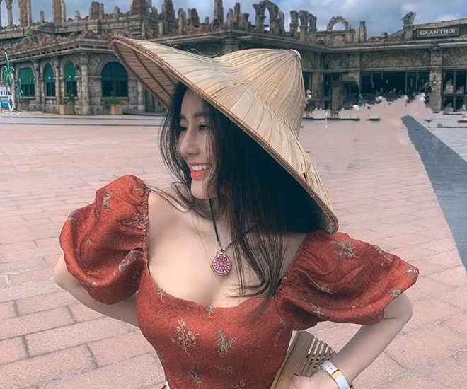 Võ Ngọc Trân (sinh năm 2001) là hot girl đình đám Sài thành. Cô từng xuất hiện trên một số trang báo Trung Quốc nhờ nhan sắc nổi bật.