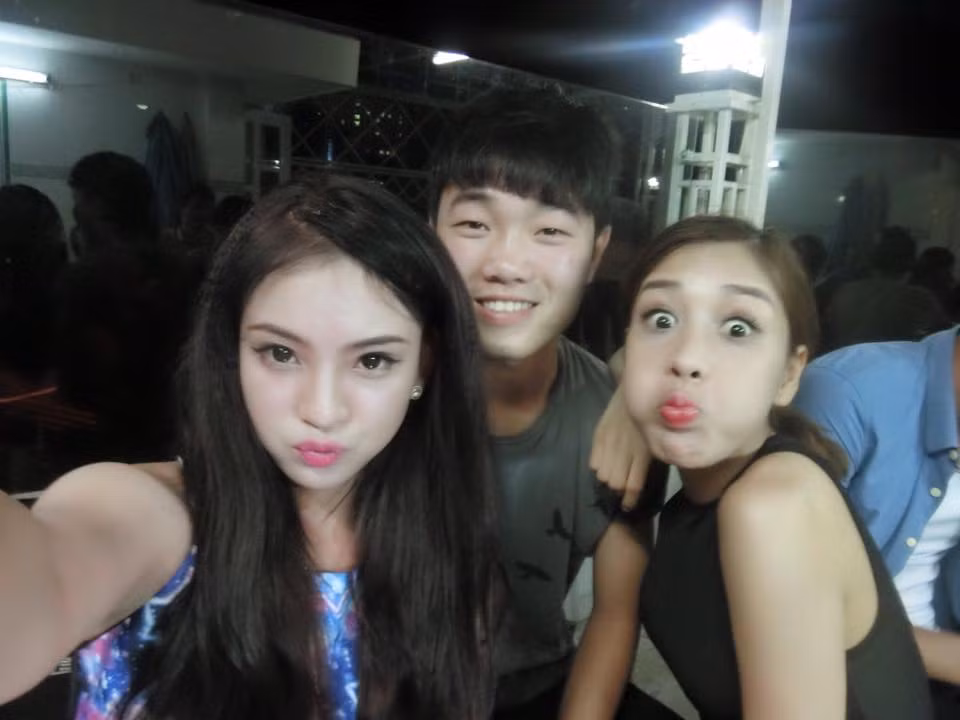 Phương Anh cùng với Phương Thảo tạo dáng đáng yêu bên cầu thủ Xuân Trường, một hot boy của CLB HAGL.