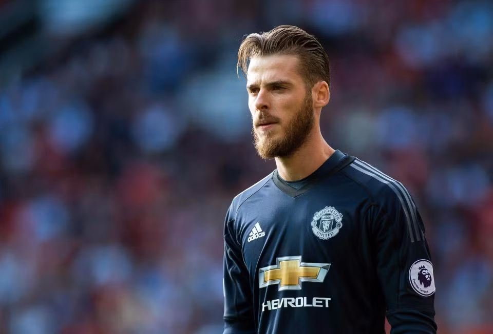 De Gea vô tình tiết lộ bến đỗ tương lai? Chia sẻ trong buổi họp báo mới đây, De Gea bất ngờ cho biết: "Tôi nghĩ các cầu thủ đã rời khỏi TBN ít được chú ý hơn những ai đang chơi bóng tại đó. Các CĐV tại Anh luôn quan tâm và yêu mến cầu thủ nhiều hơn tại TBN."