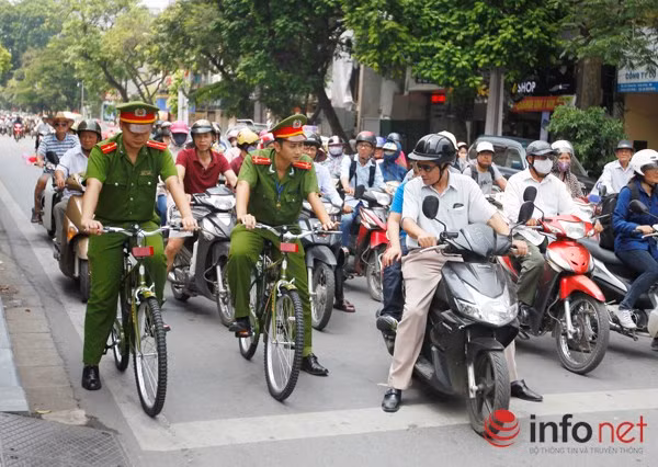 Hình thức tuần tra trên vừa kiểm soát vừa kết hợp tuyên truyền người dân chấp hành các quy định về đảm bảo trật tự an toàn giao thông.