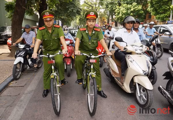 Để tiếp tục triển khai các giải pháp nhằm thực hiện các chỉ đạo trên về công tác đảm bảo trật tự, an toàn giao thông năm 2015 và thực hiện "Năm văn minh đô thị", đồng thời từng bước xây dựng hình ảnh người chiến sỹ công an Thủ đô chính quy, thân thiện gần gũi với nhân dân, sáng nay (12/8), lực lượng Công an trật tự các Phường trên địa bàn TP Hà Nội đã chính thức đi tuần tra địa bàn bằng xe đạp chuyên dụng.