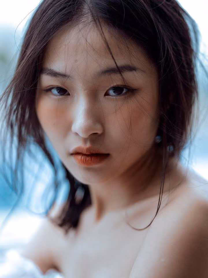 Đường nét khuôn mặt rất đặc biệt như chính Thu Hà cũng tự nhận có lẽ đôi mắt và nụ cười chính là điểm nhấn khiến cô người mẫu lookbook trở nên nổi bật hơn trong đám đông, đây cũng chính là những ưu điểm nổi trội để cô được nhiều nhãn hàng để mắt tới.