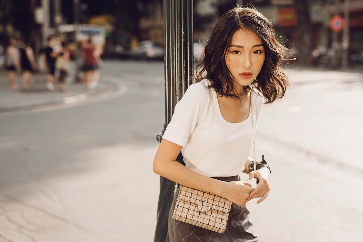 Sở hữu gương mặt thu hút ống kính nhưng Hà cũng chia sẻ nhược điểm lớn nhất về ngoại hình của bản thân là chiều cao khiêm tốn và thân hình xương gầy.