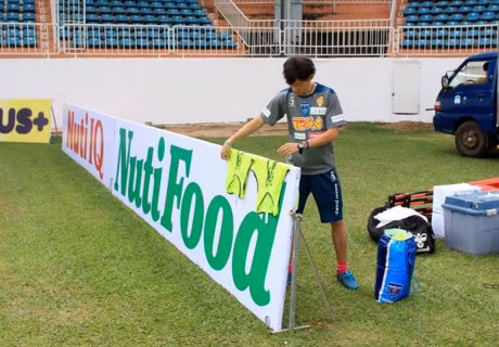 Câu chuyện bắt đầu từ việc CLB Yokohama FC sang Việt Nam tập huấn tại Pleiku thời cuối năm 2015. Cụ thể, trừ HLV trưởng, giám đốc kỹ thuật, CLB đến từ Nhật Bản có thêm 7 trợ lý chuyên lo việc chuẩn bị các khâu cho buổi tập