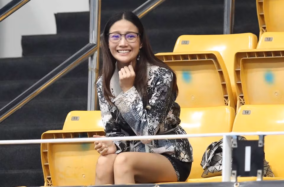Mặc dù bận bịu với công việc kinh doanh của tập đoàn bảo hiểm nhưng điều khiến nữ doanh nhân này trở nên nổi tiếng là tình yêu với bóng đá. Ảnh: Honglinh cudong