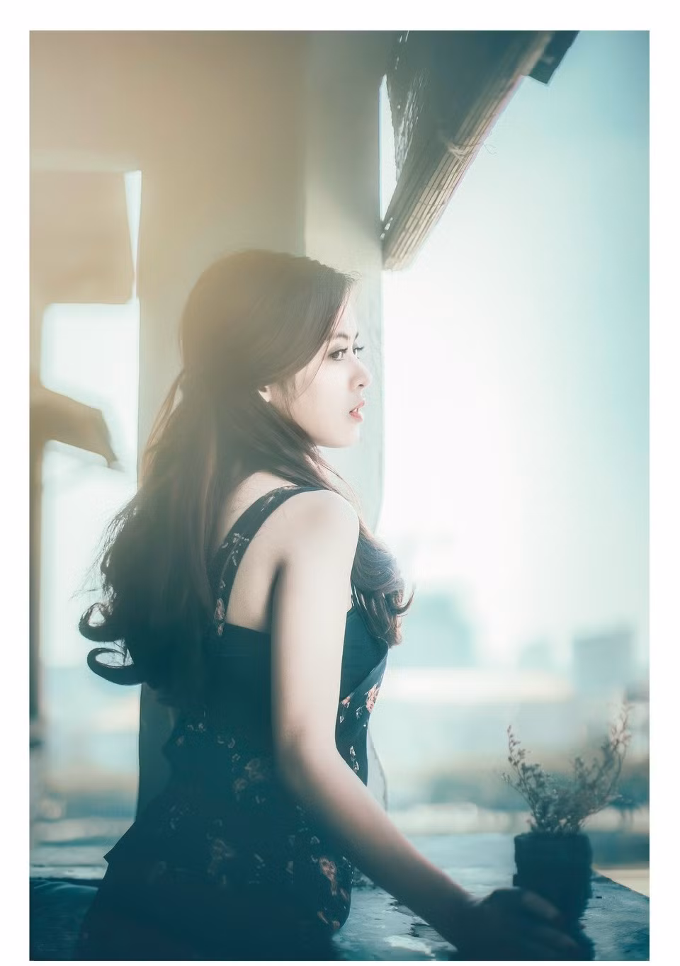 Sở hữu khuôn mặt đẹp sắc sảo, đôi mắt to buồn và bờ môi gợi cảm là những điểm cộng giúp Tóc Mây ghi điểm trong mắt của người ngắm.