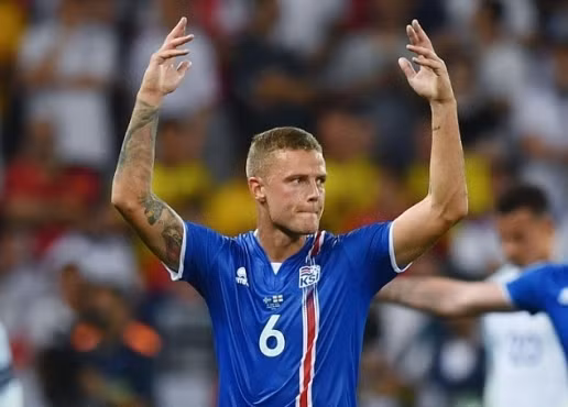 Ragnar Sigurdsson cũng là cái tên bước ra ánh sáng thế giới sau VCK Euro 2016. Trung vệ 30 tuổi này hiện khoác áo Krasnodar ở giải VĐQG Nga và đang được các đại gia của thế giới như Tottenham hay Chelsea để mắt tới bằng lối chơi máu lửa và kinh nghiệm.