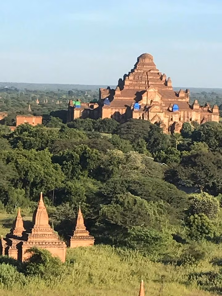 Quay trở lại với vẻ đẹp bình minh tại Bagan, lúc đầu bầu trời vẫn còn rải rác những đám mây màu xanh. Nhưng ngay sau đó, tất cả đã được thay đổi hoàn toàn, và bầu trời lúc này đã được “nhuộm” bởi sắc tím, trông rất ngoạn mục.
